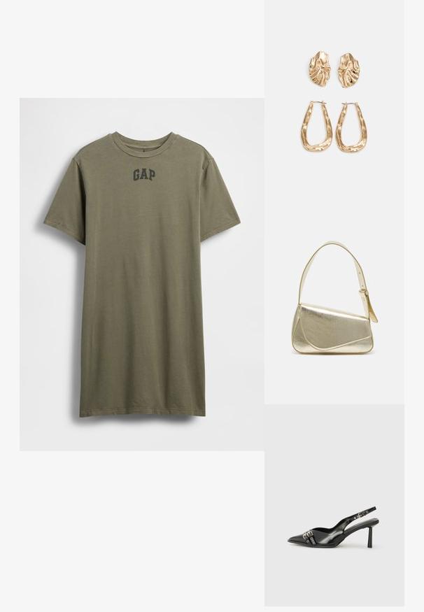Oliwkowa bawełniana koszulka z krótkimi rękawami, okrągłym dekoltem i czarnym logo "GAP" na środku klatki piersiowej. Prosty design, jednolity kolor.; Czarne lakierowane buty typu slingback z ostrym noskiem, paskami na kostkach z srebrnymi klamrami i elementami metalowymi oraz smukłym obcasem.; Złota metaliczna torebka o strukturalnym designie, gładkiej powierzchni i regulowanym pasku. Charakteryzuje się unikalnym trójkątnym kształtem i minimalistycznym przeszyciem.; Złote kolczyki w odcieniu, prezentujące teksturowane, faliste kształty. Zawierają rzeźbiarskie klipsy i otwarty projekt kółek z młotkowanym wykończeniem.