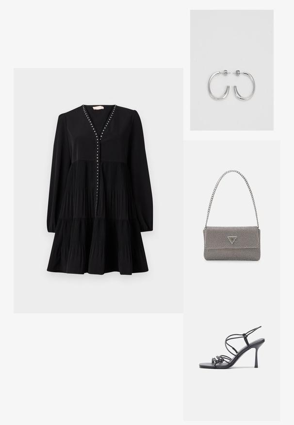 Crna haljina s V-izrezom, dugim rukavima i suknjom s naborima u slojevima. Ima dekorativne zakovice duž prednje strane s dugmadi. Glatka tekstura.; Crne sandale na visokoj potpetici imaju tanke trake s čvorastim dizajnom, glatki kvadratni vrh i elegantnu stiletto petu.; Svijetlosivi metalik ruksač s lancem, ukrašen malim okruglim metalnim zakovicama i trokutastim logotipom marke.; Srebro naušnice u obliku prstena s glatkom, sjajnom završnom obradom. Zaobljenog oblika, laganog dizajna, s kopčom na poleđini.