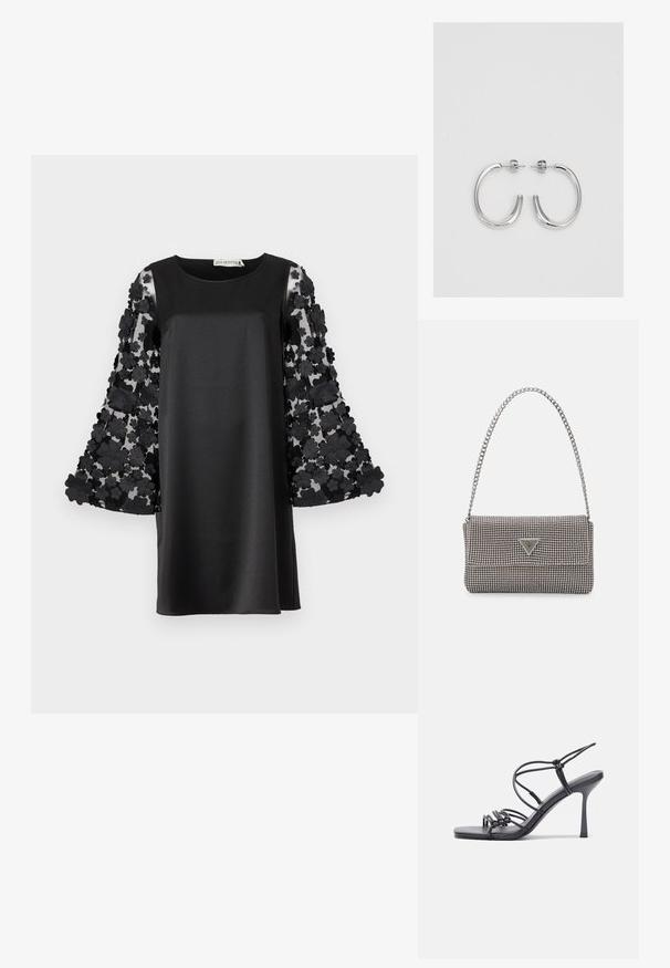 Vestido negro con un cuerpo de satén suave y mangas de campana de encaje floral transparente que presentan aplicaciones de flores negras en relieve.; Las sandalias negras de tacón alto presentan finas correas con un diseño anudado, una punta cuadrada suave y un elegante tacón de aguja.; Bolso de mano metálico gris claro con una cadena como asa, adornado con pequeños remaches metálicos circulares y un logotipo de marca en forma triangular.; Aros de plata en forma de aro con un acabado liso y brillante. Diseño redondeado y ligero, con cierre de tipo post-back.