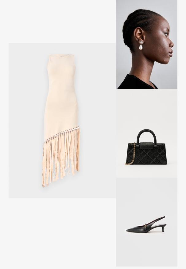 Ärmelloses Kleid aus leichtem Beigefarbenem Stoff, mit Fransenakzenten und einer Perlenreihe entlang dem Saum, in asymmetrischem Schnitt.; Schwarze Leder-Slingback-Pumps mit spitzem Vorderteil, schlankem Absatz und einem goldenen Akzent am Knöchelriemen. Glatte Textur und schlichtes Design.; Schwarze Handtasche aus strukturiertem Leder mit einem Diamantmuster, goldfarbener Kette, einem oberen Griff und einem Logo-Prägung Klappenverschluss.; Tory Burch STAR DROP EARRING - Ohrringe - silver-coloured