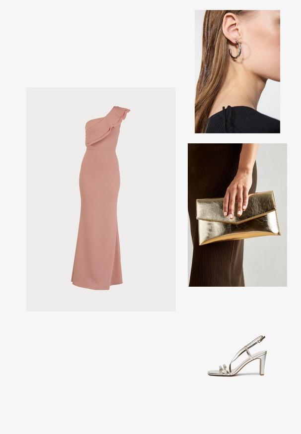 Ružová maxi šaty s jedným ramienkom, s volánovým výstrihom, priliehavým korzetom a hladkým, elastickým materiálom. Dlhé po zem s jemným bočným rozparkom.; Metalické strieborné sandále na vysokom podpätku s otvorenou špičkou, s tromi tenkými popruhmi cez nohu a remienkom okolo členka so sponou.; Zlatá metalická kabelka cez plece s hladkým povrchom, ktorá má trojuholníkové uzavretie. Ruka ju drží a má starostlivo upravené nechty.; Strieborná kruhová náušnica s lesklým povrchom, obsahujúca malé zlaté akcenty a okrúhly tvar, nosená na lalôčiku ucha.