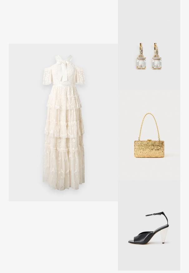 Robe en dentelle de couleur crème clair avec des manches dénudées, un nœud au niveau du col et des volants superposés ornés de broderies florales.; Sandale à talon haut en cuir noir avec bout ouvert, design asymétrique, bride de cheville et talon en forme de cône métallique. Texture lisse sur toute la surface.; Pochette en sequins dorés de forme rectangulaire, dotée d'une poignée en chaîne torsadée et d'une fermeture à fermoir en métal, réfléchissant la lumière avec une finition texturée.; Boucles d'oreilles en or lumineux avec un cristal rectangulaire transparent pendent sous une rangée de petits accents ronds transparents. Design élégant et moderne.