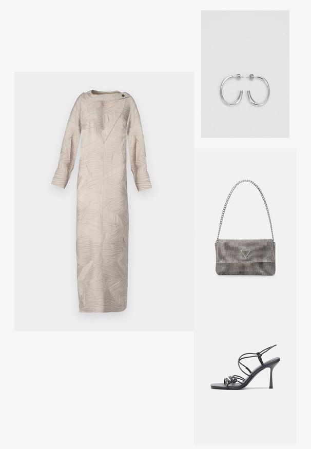 Rochie lungă bej cu un model texturat de frunze, decolteu în V și umăr butonat. Mâneci lungi și o siluetă dreaptă completează designul.; Sandale negre cu toc înalt au curele subțiri cu un design legat, un vârf pătrat neted și un toc stiletto elegant.; Geantă metalică gri deschis, cu un strap din lanț, decorată cu mici ținte circulare metalice și un logo de marcă triangular.; Cercei rotunzi din argint cu un finisaj neted și strălucitor. Design ușor, având o formă rotundă și închidere cu tijă.