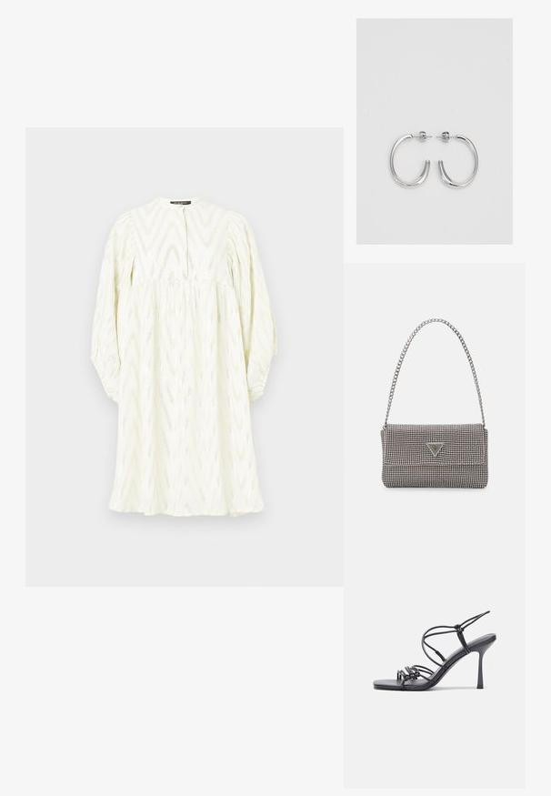Fehér ruha magas gallérral, hosszú puffos ujjakkal és cikkcakk mintával. Texturált anyagból készült, finom fémes részletekkel.; Fekete magas sarkú szandálok vékony pántokkal, csomózott mintával, sima négyzetes orral és karcsú stiletto sarkal rendelkeznek.; Világosszürke fémes kézitáska lánc pánttal, kis kör alakú fém kifinomult díszítéssel és háromszög alakú márkagéppel.; Ezüst karika fülbevalók sima, fényes felülettel. Lekerekített forma, könnyű kialakítással, tűs zárómechanizmussal.