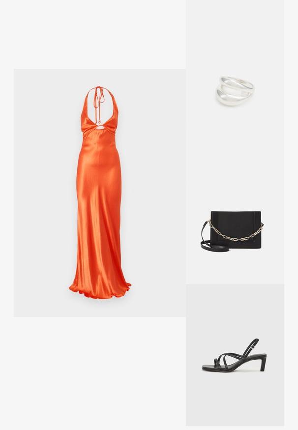 Dolga oranžna satenska obleka z dizajnom halter vratu, ki ima izrezan detajl v pasu in tekočo krilo z valovitim robom.; Črne natikače s trakovi in kvadratnim prstom ter nizkim blokastim peto. Imajo več tankih trakov in nastavljiv trak okoli gležnja. Narejene so iz gladkega usnja.; Črna usnjena torba čez ramo z gladko teksturo, pravokotno obliko in kovinskim verižnim detajlom spredaj. Vključena je nastavljiva naramnica.; Srebrn dvojni prstan z gladko, polirano površino. Ima tekoč, ukrivljen dizajn z prekrivajočimi se sekcijami za sodoben videz.