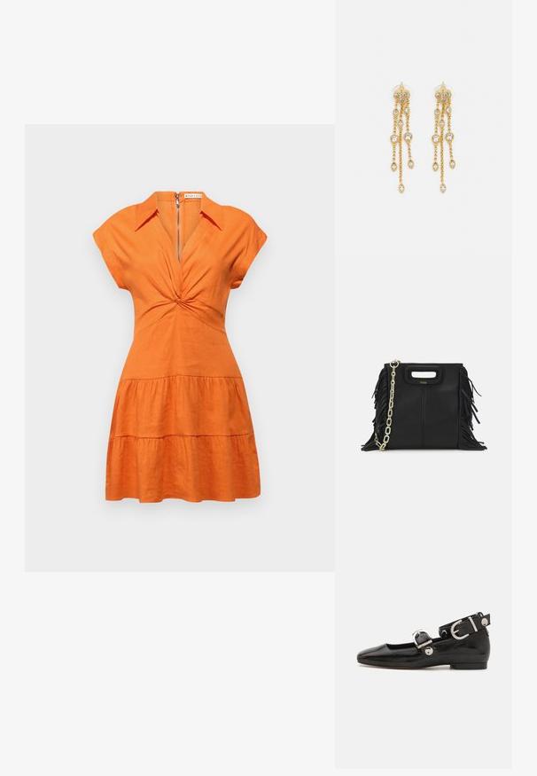 Alice + Olivia MILA DEEP TWIST MINI DRESS - Haljina-majica - light mango; Crne lakirane balerinke sa četvrtastim vrhom, remenom oko zapešća sa srebrnim detaljima i ravnim đonom. Glatka tekstura s minimalističkim dizajnom.; Crna kožna torba s resicama, zlatnim lančićem za rame i rukohvatom u obliku izreza. Sadrži logo na prednjoj strani.; Zlatne naušnice s višestrukim kaskadnim lancima, s prozirnim ovalnim cirkonima i dekorativnim šiljcima na vrhu.