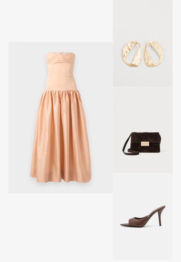Strapless perzikkleurige jurk van gladde stof, met een getailleerde top en een gathered, volumineuze rok. Achterzijde met rits en bekleding voor de cups.; Bruine leren open-teen hoge hak muiltjes met een slank ontwerp, voorzien van een brede voorkruistrap en een slanke stiletto hiel.; Bruine suède handtas met een gequilt patroon, rechthoekige vorm, gouden hardware en een verstelbare schouderband.; Een paar onregelmatig ovale, gouden metalen oorbellen met een gestructureerd, lichtgehamerd oppervlak op een witte achtergrond.
