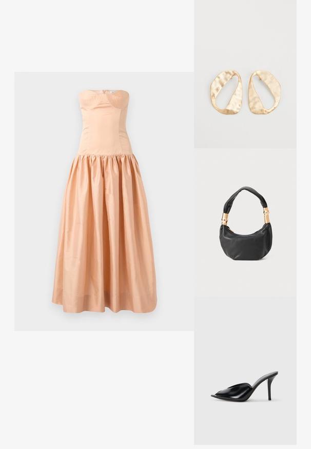 Šaty bez ramienok v broskyňovej farbe vyrobené z hladkej tkaniny, so priliehavým strihom a naberanou, objemnou sukňou. Zapínanie na zips na zadnej strane a detaily v oblasti košíčkov.; Čierne kožené vysoké podpätky s otvorenou špičkou, špicatý dizajn, hladká textúra a štíhly stiletto podpätok.; Čierna kožená kabelka s guľatým tvarom, príjemnou textúrou a uzlíkovou rukoväťou s akcentmi zlatého tónu. Zipsové uzatvorenie.; Pár nepravidelných oválnych zlatistých kovových náušníc s textúrovaným, mierne rozbitým povrchom na bielom pozadí.