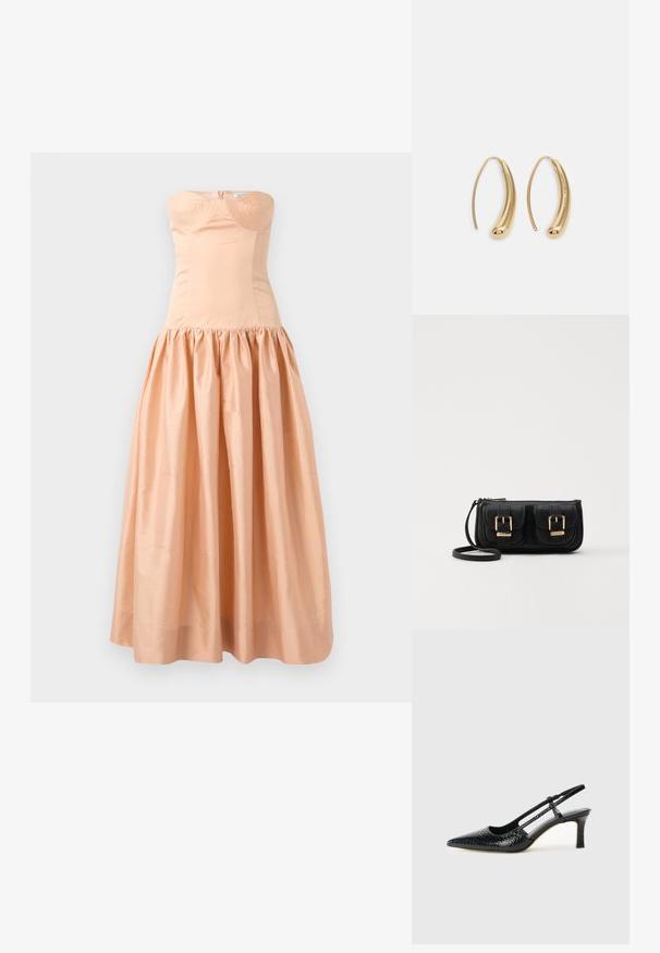 Suknia bez ramiączek w kolorze brzoskwiniowym, wykonana z gładkiego materiału, z dopasowanym gorsetem i zgromadzonym, obszernym dołem. Zapięcie z tyłu na zamek oraz detal w postaci miseczek.; Czarne lakierowane czółenka na obcasie typu slingback z wąskim noskiem, z teksturowanym wzorem wężowym, regulowanym paskiem oraz krótkim, teksturowanym obcasem w kształcie słupka.; Czarna skórzana torba na ramię z dwoma przednimi kieszeniami, złotymi klamrami, zamkiem błyskawicznym i cienkim paskiem. Teksturowana powierzchnia i kompaktowy prostokątny kształt.; Złote metalowe kolczyki w kształcie obręczy o zakrzywionym, wydłużonym kształcie. Posiadają gładką, błyszczącą powierzchnię oraz zaokrąglony koniec dla dodatkowego efektu.