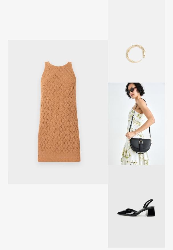 Oranžinė megzta suknelė be rankovių, su deimanto raštu ir lygiu paviršiumi. Vidutinio ilgio, su prigludusia silueto linija.; Juodos lakuotos odinės šlepetės su smailiu pirštu ir geometriniu bloko kulnu. Turi elegantišką, minimalistinį dizainą ir lygų paviršių.; Juodas odinis krepšys su išlenkta forma, nuimamu dirželiu ir auksiniais detalėmis. Krepšys turi kilpą su sagtimi.; Auksinės spalvos žiedas, turintis organišką, sukimosi dizainą su lygiu paviršiumi ir siaurėjančiais galais, sukuriantis modernią skulptūrinę išvaizdą.