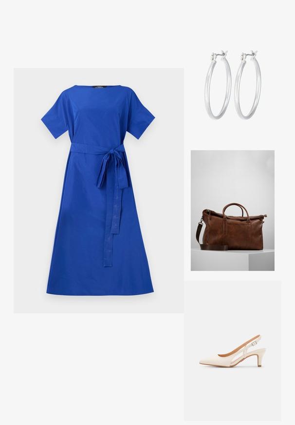 Niebieska bawełniana sukienka z krótkimi rękawami, okrągłym dekoltem i związanym w pasie. Sylwetka w kształcie litery A, gładka tekstura, długość do kolan. Brak wzorów i akcentów.; Biała szpilka slingback z ostrym noskiem, gładkim materiałem wierzchnim, niskim obcasem blokowym oraz wycięciami po bokach i regulowanym paskiem z klamrą.; Brązowa skórzana torba sportowa z zamknięciem na zamek, podwójnymi uchwytami, regulowanym paskiem na ramię oraz widocznymi wzorami tekstury na powierzchni.; Srebrne kolczyki w formie kółek o gładkim, polerowanym wykończeniu. O okrągłym kształcie i pewnym zapięciu na klik. Lekka konstrukcja odpowiednia do codziennego noszenia.