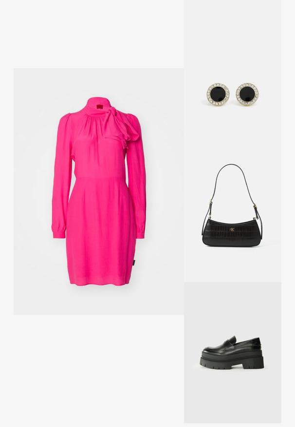 Robe fuchsia à manches longues, au col froncé, avec un accent en nœud à l'épaule. Fabriquée en tissu léger.; Mocassins en cuir noir avec une semelle plateforme épaisse. Bout arrondi, détail de couture sur le devant et accents de surpiqûres subtils. Semelle plate et texturée.; Sac à main en cuir noir avec texture crocodile, forme slim et finitions en or. Équipé d'une seule bandoulière et d'un détail de logo embossé.; DKNY INLAY STUD - Boucles d'oreilles - black/gold-coloured