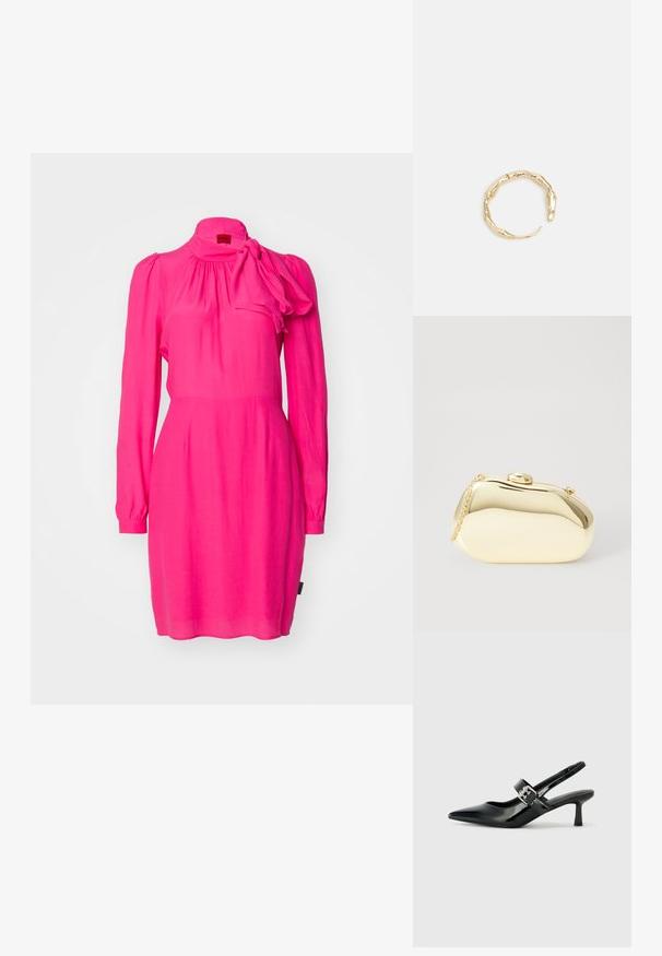 Fuksijas rozā kleita ar garām piedurknēm, savilktu dekoltē un ar loku akcentu plecā. Izgatavota no viegla auduma.; Melnas lakotas ādas sūkņa kurpes ar norādītu purngali un mazu bloku papēdi, ar sudraba sprādzi akcentā uz jostas.; Metāliska zelta maciņš ar gludu, noapaļotu formu, aprīkots ar augšējo pogu aizdari un mazu ķēdes siksniņu ērtai nēsāšanai.; Zelta toņa gredzens ar organisku, vērptu dizainu, gludu virsmu un sašaurinātiem galiem, radot mūsdienīgu, skulpturālu izskatu.