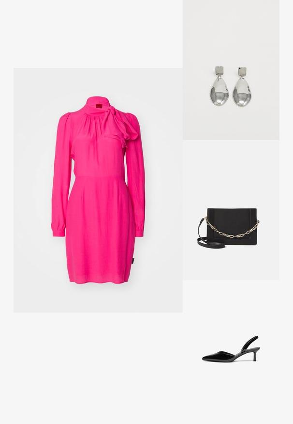 Fuksijas rozā kleita ar garām piedurknēm, savilktu dekoltē un ar loku akcentu plecā. Izgatavota no viegla auduma.; Melnas lakotas ādas siksnas papēža kurpes ar garu purngalu, zemu stiletto papēdi un elegantu, vienkāršu dizainu bez rotājumiem.; Melna ādas crossbody soma ar gludu faktūru, taisnstūrveida formu un metalizētu ķēdes detaļu priekšā. Iekļauta regulējama siksna.; Sudraba pilienu auskari ar kvadrātveida auskariem, ar gludu, pulētu apdari un asaru formu, atstaro gaismu ar spīdīgu virsmu.