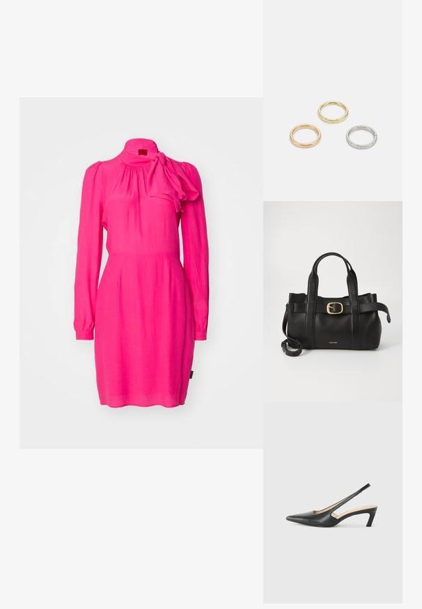 Robe fuchsia à manches longues, au col froncé, avec un accent en nœud à l'épaule. Fabriquée en tissu léger.; Slingback noir à bout pointu avec un petit talon, en cuir lisse et doté d'un design découpé sur le côté pour plus de respirabilité.; Sac à main en cuir noir présentant un design structuré, deux poignées supérieures, un accent de boucle en ton doré et un logo de la marque en relief à l'avant.; Trois anneaux en métal : un en or rose, un en or avec des accents texturés, et un en argent, tous avec une gravure de marque à l'intérieur de la bande.