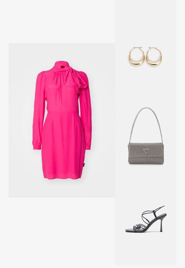 Fuksijas rozā kleita ar garām piedurknēm, savilktu dekoltē un ar loku akcentu plecā. Izgatavota no viegla auduma.; Melnas augstpapēžu sandales ar plāniem siksniņām un mezgla dizainu, gluda kvadrātveida purngalu un elegantu stiletto papēdi.; Gaiši pelēka metāla rokassoma ar ķēdes siksnu, rotāta ar mazām apaļām metāla kniedēm un trīsstūra zīmola logo.; Zelta tonis apļveida auskari ar pusmēness formu, pulētu virsmu un lūka aizdari. Gluda tekstūra un spīdīga apdare uzlabo redzamību.