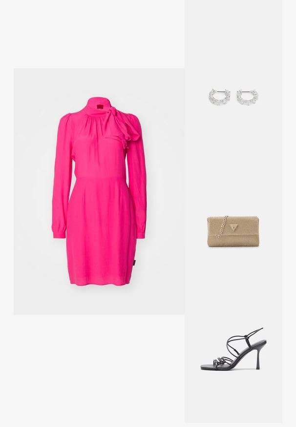 Rochie fuchsia cu mâneci lungi, gât strâns și o accent cu fundă la umăr. Fabricată dintr-un material ușor.; Sandale negre cu toc înalt au curele subțiri cu un design legat, un vârf pătrat neted și un toc stiletto elegant.; Geantă de aur cu o textură complicată din mărgele, accent cu logo triunghiular și o curea din lanț metalic. Formă rectangulară, design elegant.; Cercei argintii în formă de cerc, pe care sunt așezate cristale clare, rectangulare și triangulară, dispuse într-un design patterned. Acestora le sunt atașate piese pentru o fixare sigură.