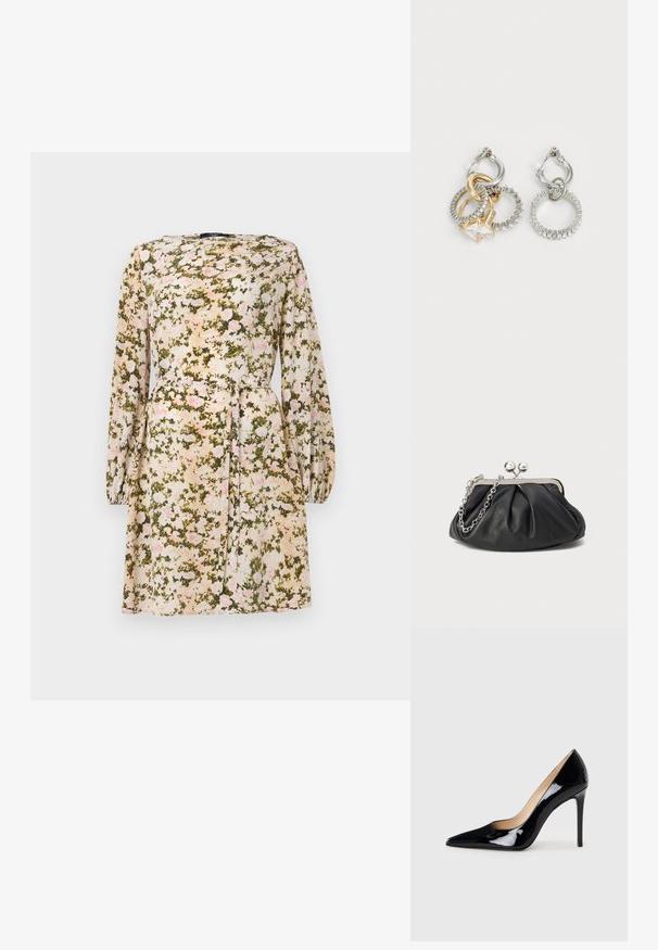 Blommig klänning i lätt tyg, med en krämfärgad bas som har ett mönster av rosa och gröna blommor, långa ärmar och ett knytet midjedetalj.; Svart lackläder högklackad pumpsko med spetstoppdesign och en slank silhuett. Har en mjuk, glänsande finish och en smal stilettklack.; Svart läderclutch med rynkad struktur, silverfärgad metallram, lås med kysslås och kedjesnodd. Slät, mjuk yta.; Örhängen i form av ringar med en kombination av sammanflätade guld- och silverringar, en klar kubisk zirkonia-accent och en strukturerad ring.