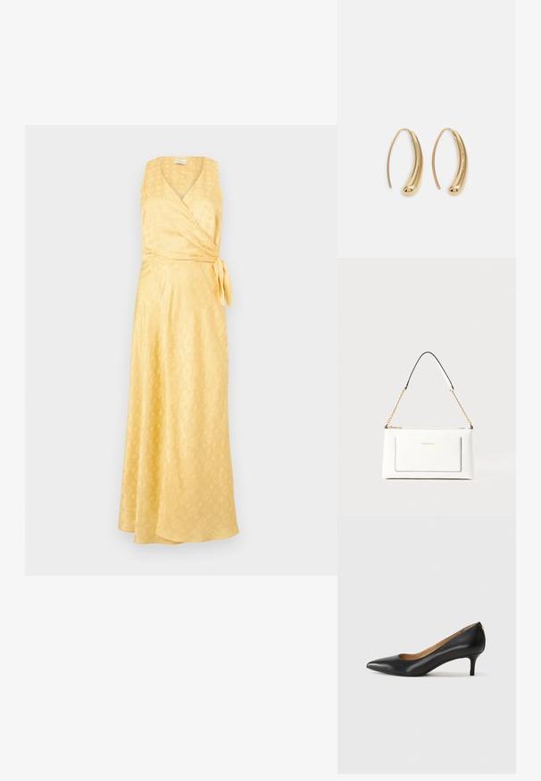 Geel wikkeljurk gemaakt van een soepele stof, met een V-hals, mouwloos ontwerp en een strikceintuur. Subtiele patroonstructuur overal.; Zwarte leren pump met een puntige teen, lage hak en een gladde textuur. Heeft een lichte opening aan de voorkant en minimale hardware aan de achterkant.; Witte leren handtas met een textuurafwerking, voorzien van een gouden schouderhengsel en zwarte accenten. Inclusief een voorvak en ritssluiting.; Gouden metalen oorbellen in de vorm van een gebogen, verlengde hoop. Kenmerkend zijn het gladde, glanzende oppervlak en de afgeronde punt voor extra detail.