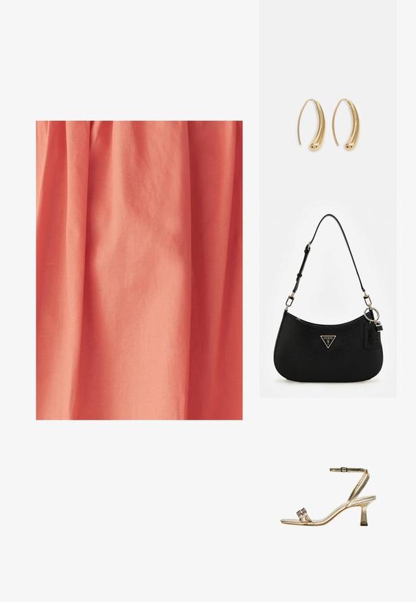 Materiál v broskyňovej farbe s hladkou textúrou, ktorý obsahuje jemne zberané záhyby, vytvárajúce plynulý vzhľad.; Zlaté kovové sandále na vysokom podpätku s popruhom okolo členka, dvoma úzkymi prednými pásmi a blokovým podpätkom. Obsahuje dekoračné ozdoby.; Čierna syntetická plecnička s oblým siluetom, textúrovaným povrchom, zlatým trojuholníkovým logom a odnímateľnými kovovými detailmi.; Náušnice vo forme zlatých kovových kruhov s zakriveným, predĺženým tvarom. Majú hladký, lesklý povrch a zaoblený koniec pre pridanie detailu.