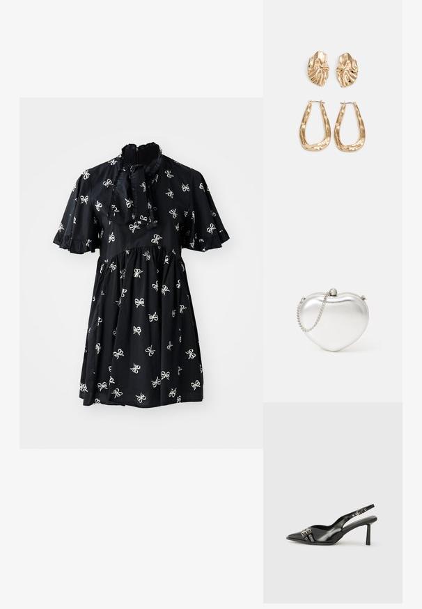 Svart kjole med korte ermer, med hvite bue mønstre, volanger, høy hals og samlet midje.; Sorte patentlær slingback-sko med spiss tå, ankelremmer med sølvspenner og detaljer, og en slank hæl.; Hjerteformet metallisk sølv clutch veske med en jevn tekstur, lås med klemme og en sølvkjede reim.; Gullfargede øredobber med teksturerte, bølgete former. Inkluderer skulpturelle klipsstuds og åpen hoop-design med en hamret finish.