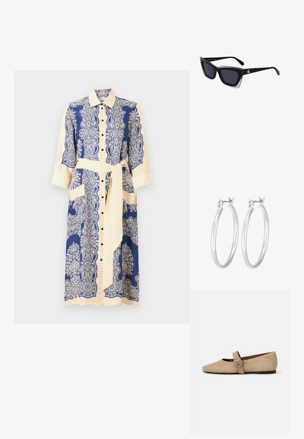 Srajčna obleka s gumbki v mornarsko modri in kremni barvni shemi, cvetlični vzorci, pikice, rokavi do treh četrtin in pasom.; Bež nubuk Mary Jane balerinke s koničastim nosom in eno nastavljivo zanko s srebrno zaponko. Črna ravna podplat.; Črne prevelike sončne očala geometrijske oblike, z temnimi lečami in kontrastno sivo podrobnostjo na okvirju. Logo na ročaju.; Srebrni obroči za ušesa z gladko, polirano površino. Okrogla oblika in varna zaponka s klikom. Lahka zasnova, primerna za vsakodnevno nošenje.
