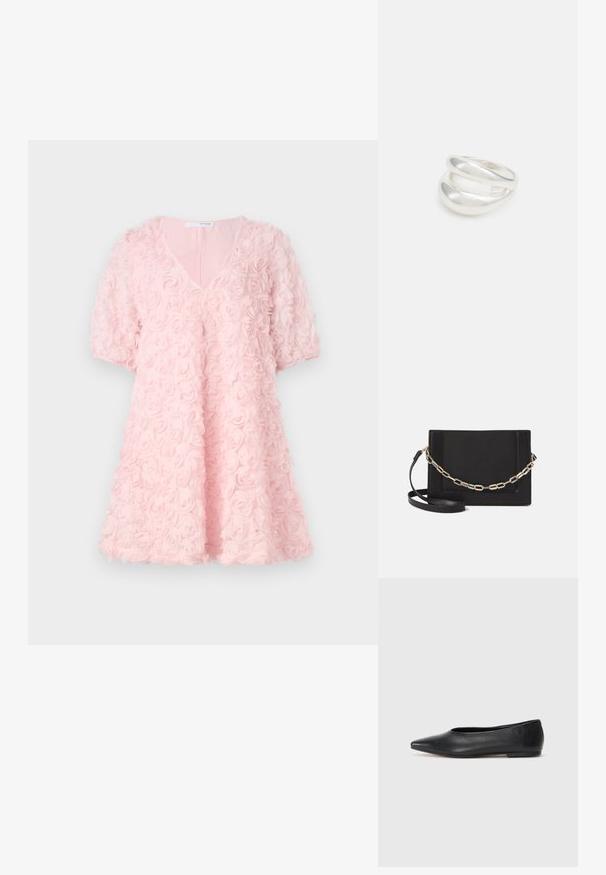 Rožinės spalvos suknelė su rožių raštu, V formos iškirpte, trumpomis pūstomis rankovėmis, platėjančiu siluetu, tekstūruotu paviršiumi ir minkšta, lengva medžiaga.; Juodas odinis baleto batas, su smailiu pirštu, minimalistinio dizaino, lygiu paviršiumi, žemo profilio kulnu, be matomos aparatūros ar papuošimų.; Juodas odinis per petį nešiojamas krepšys turi lygų paviršių, stačiakampio formą ir metalinę grandinėlę priekyje. Pridedama reguliuojama dirželis.; Sidabrinis dvigubas žiedas su lygiu, poliruotu paviršiumi. Pasižymi sklandžiu, kreiptu dizainu su persipinančiomis dalimis, suteikiančiomis modernų išvaizdą.