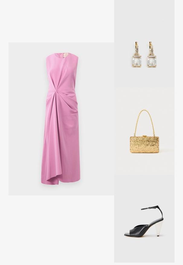 Vestido sem mangas em tecido rosa claro, apresenta um detalhe frontal torcido e uma barra assimétrica, com uma textura suave e um brilho subtil.; Sandal de salto alto em couro preto com bico aberto, design assimétrico, tira no tornozelo e um salto metálico em forma de cone. Textura suave por toda a parte.; Clutch dourada em lantejoulas com formato retangular, apresentando uma alça de corrente torcida e um fecho de metal, refletindo a luz com um acabamento texturizado.; Brincos em tom de ouro com um cristal retangular claro pendurado abaixo de uma linha de pequenos acentos redondos claros. Design elegante e moderno.