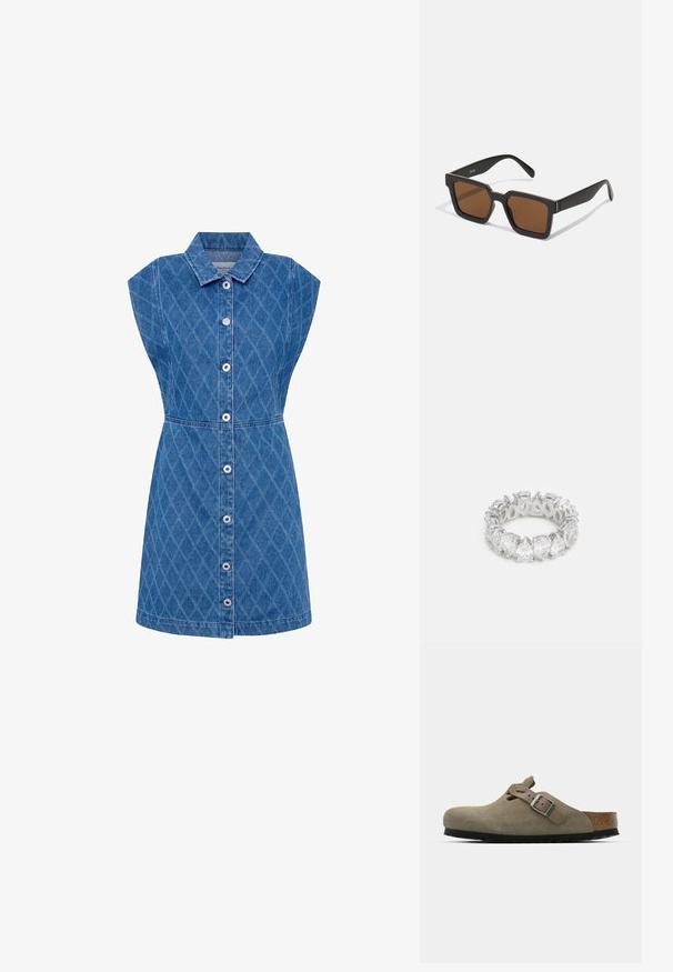 Džinsinė suknelė su apykakle, deimanto rašto tekstūra, trumpomis rankovėmis ir mygtukų užsegimu priekyje. Mėlyna spalva, prigludusi juosmuo, iki kelių.; Šviesiai alyvuogių spalvos zomšiniai klumpės su formuotu kamštiniu ir guminiu padu. Turi šoninę diržą su metaliniu segtuku ir suapvalintu pirštu.; Juodos kvadratinės saulės akinius su rudais stiklai, turintys matinį paviršių ir auksinius akcentus ant rėmelio. Dizainas yra kampuotas su plačiomis rankenomis.; Skaidrus brangakmenių žiedas su nenutrūkstamu juostu, turintis kriaušės formos akmenis, įrengtus sidabro spalvos metale, demonstruojančius atviras akcentus, leidžiančius patekti šviesai.