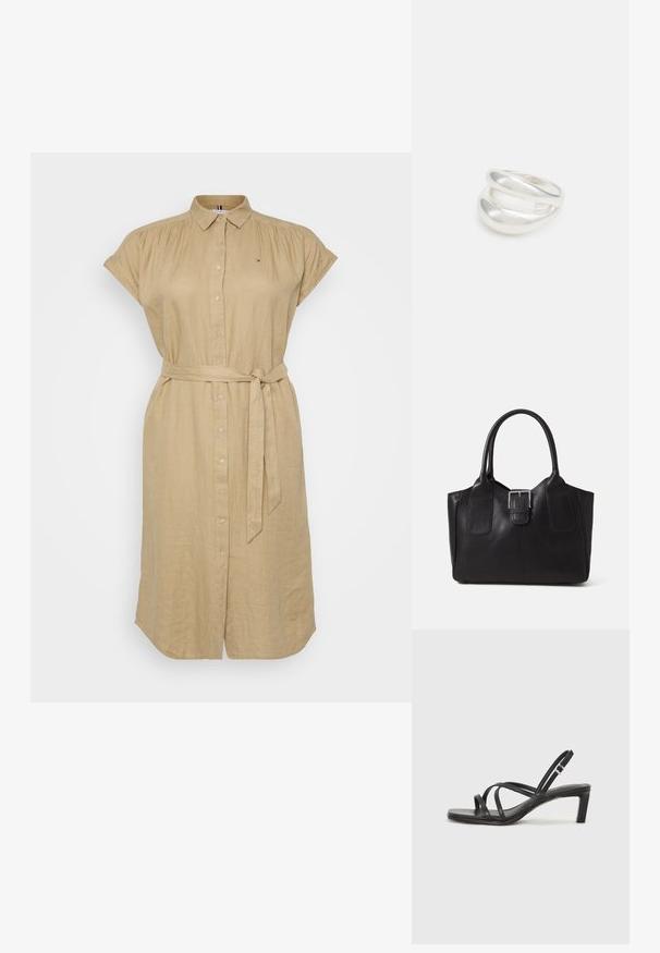 Beige linned kjole med korte ærmer, knaplukning foran og et bindebælte i taljen. Har et lille logo på brystet.; Sort remsandale med firkantet tå og en lav blokeret hæl. Har flere tynde stropper og en justerbar ankelrem. Fremstillet af glat læder.; Sort læder tote taske med glat tekstur, struktureret form, to håndtag og en fremtrædende sølvspænde detalje på forsiden.; Sølvring med dobbeltbånd og en glat, poleret overflade. Den har et flydende, buet design med overlappende sektioner for et moderne udtryk.