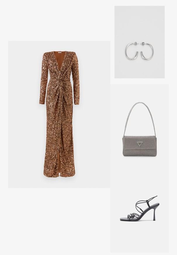 Ilga bronzinė blizgučių suknelė su ilgomis rankovėmis, giliu V formos iškirpimu, susirinkusia juosmens detale ir priekinę skeltukas ant paprasto balto fono.; Juodos aukštakulnės sandalai pasižymi plonyčiais dirželiais su mazgo dizainu, lygiu kvadratiniu pirštu ir elegantišku stiletto kulnu.; Šviesiai pilka metalinė rankinė su grandinėlės dirželiu, papuošta mažais apvaliais metaliniais smeigėmis ir trikampiu prekės ženklu.; Sidabrinės auskarai žiedai su lygiu, blizgiu paviršiumi. Suapvalinta forma, lengvas dizainas, su uždarymu ant smeigtuko.