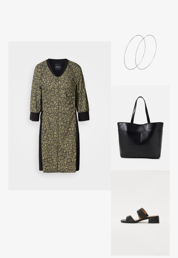 Sukienka w wzór pantery z dekoltem w serek, rękawami 3/4 i fakturowanym materiałem w oliwkowym kolorze. Czarną boczne panele i detale dla kontrastu.; Czarne skórzane sandały z dwoma szerokimi paskami na stopie, kwadratowym czubkiem i niskim słupkowym obcasem. Gładka tekstura i minimalistyczny design.; Czarna skórzana torba na ramię z dwoma długimi uchwytami, gładką teksturą i sztywną formą. Posiada przednią kieszeń dla dodatkowego przechowywania.; Srebrne kolczyki w formie obręczy o minimalistycznym designie. Okrągły kształt, gładka faktura i cienki profil. Lekkie, z polerowanym wykończeniem.