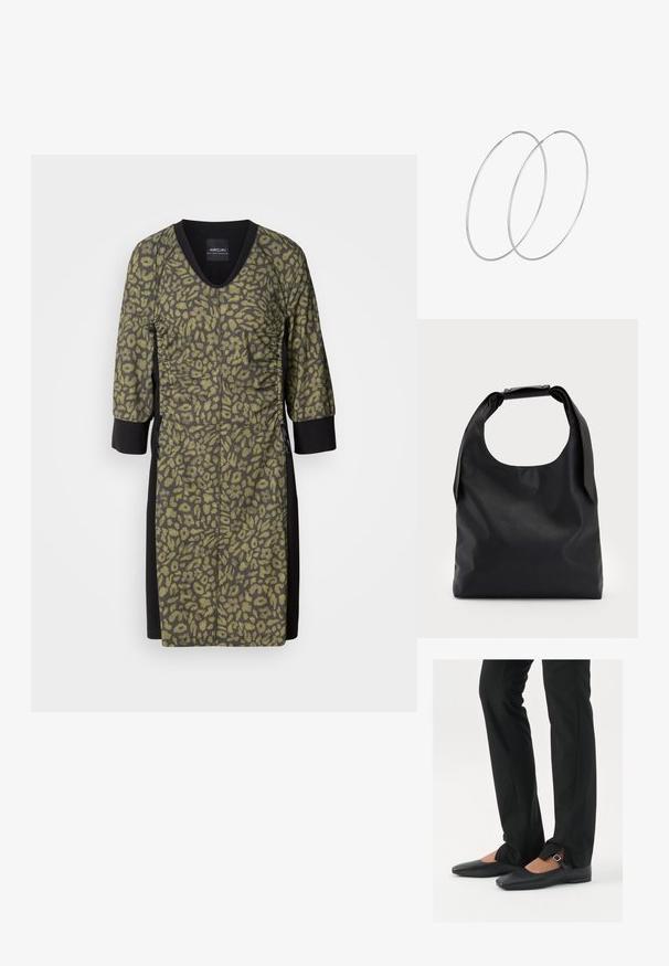 Leopardenmusterkleid mit V-Ausschnitt, dreiviertel Ärmeln und strukturiertem olivgrünem Stoff. Schwarze Seitenpaneele und Details für den Kontrast.; Schwarze Leder-Ballerinas mit spitzer Zehenpartie, Riemchen mit silberner Schnalle, kombiniert mit schwarzen taillierten Hosen mit Schlitzsaum.; Schwarze Leder-Hobo-Tasche mit einem einzelnen, weichen, abgerundeten Griff; verfügt über eine glatte Textur und ein minimalistisches Design. Keine sichtbaren Beschläge oder Akzente.; Silberne Creolen mit minimalistischem Design. Rundform, glatte Oberfläche und dünnes Profil. Leichtgewichtig mit hochglänzender Oberfläche.