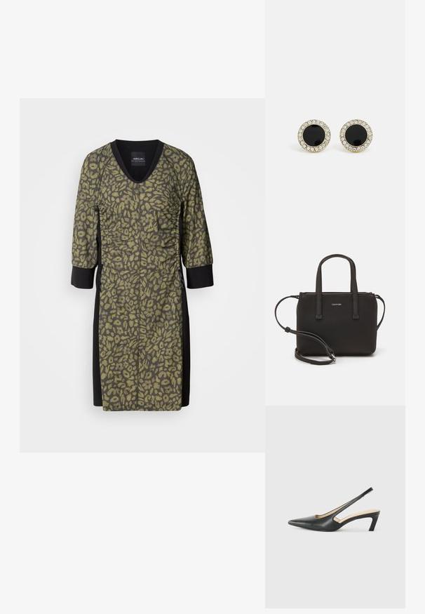 Leopardprint jurk met een V-hals, driekwart mouwen en een textuur in olijfgroene stof. Zwarte zijpanelen en details voor contrast.; Zwarte puntige slingback schoen met een lage hak, gemaakt van soepel leer en voorzien van een uitsnede aan de zijkant voor ventilatie.; Zwarte handtas met dubbele korte handvatten en een afneembare schouderriem. Glad, leerachtig materiaal met een ritssluiting en logo-detail.; DKNY INLAY STUD - Oorbellen - black/gold-coloured