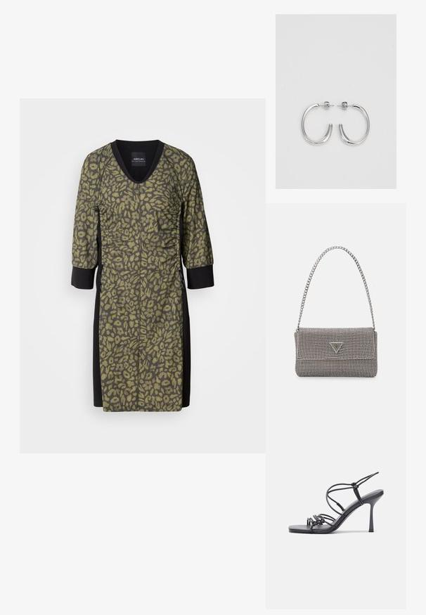 Robe à imprimé léopard avec un col en V, des manches trois-quarts et un tissu texturé de couleur vert olive. Panneaux latéraux et détails noirs pour le contraste.; Des sandales noires à talons hauts avec des fines lanières au design noué, un bout carré lisse et un talon aiguille élégant.; Sac à main en métal gris clair avec une bandoulière en chaîne, orné de petits clous métalliques ronds et d'un logo de marque triangulaire.; Boucles d'oreilles en argent avec une finition lisse et brillante. Forme arrondie, conception légère, avec un fermoir à tige.