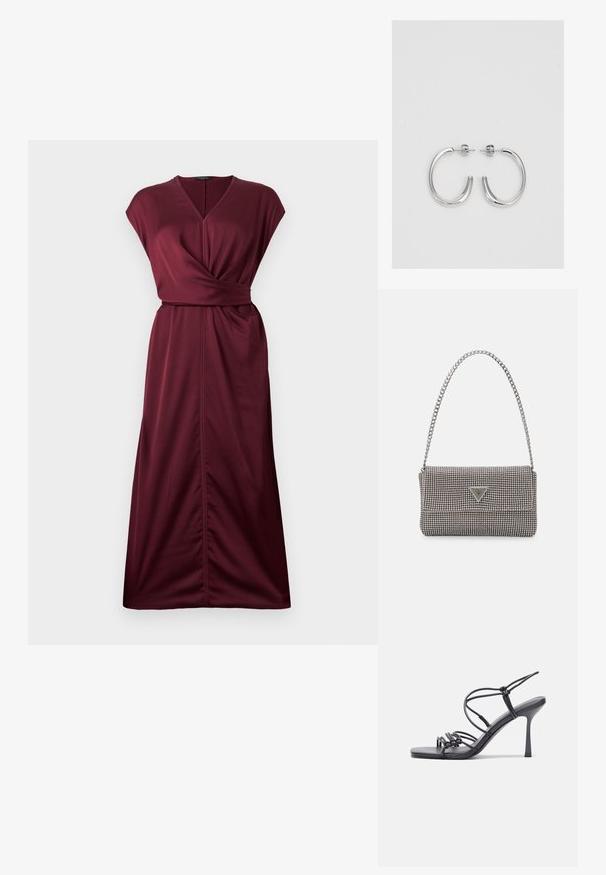 Maksimekko, jossa ei ole hihoja, viininpunainen, V-pääntie, kerätty vyötärötyyli ja sauma, joka kulkee keskellä edessä.; Mustat korkokengät sandaalit, joissa on ohuet hihnat solmittuna, sileä neliön muotoinen varvasosa ja tyylikäs stiletto-korko.; Vaalea harmaa metallinen käsilaukku, jossa on ketjusanka. Laukku on koristeltu pienillä pyöreillä metallikoruilla ja kolmion muotoisella brändilogolla.; Hopeiset korvarenkaat, joissa on sileä ja kiiltävä pinta, kaareva muoto ja piikkikiinnitys. Minimalistinen muotoilu modernilla viimeistelyllä.