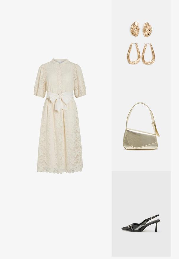 Krajkované šaty v off-white farbe s vysokým golierom, krátkymi puff rukávmi, zapínaním na gombíky a látkovým opaskom. Podrobný volánový spodný lem s kvetinovými vzormi.; Čierne lakované kožené slingback topánky s špicatou špičkou, remienkami okolo členku s striebornými prackami a hardvérom, a štíhlým podpätkom.; Zlatá metalická kabelka so štruktúrovaným dizajnom, hladkou textúrou a nastaviteľným popruhom. Obsahuje jedinečný trojuholníkový tvar a minimalistické šitie.; Náušnice v zlatej farbe s textúrovanými, vlnitými tvarmi. Obsahujú sochárske klipsové náušnice a otvorený tvar krúžku s kladivkovým povrchom.