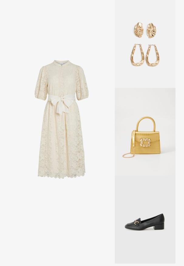 Csipkeborítású ruha törtfehér színben, magas gallérral, rövid puffos ujjal, gombos elülső résszel és szövet övvel. Részletes íves szegély virágmintákkal.; Fekete bőr loaferek lapos talppal, dekoratív arany hardware részlettel az elején és sima felülettel.; Sárga műbőr krokodil mintás kézitáska strukturált kialakítással, felső fogantyúval, leválasztható lánccal és díszes kristály díszítéssel a záron.; Aranyszínű fülbevalók, texturált, hullámos formákkal. Tartalmazza a szobrászati klipszes studokat és az open hoop kialakítást, kalapácsos felülettel.