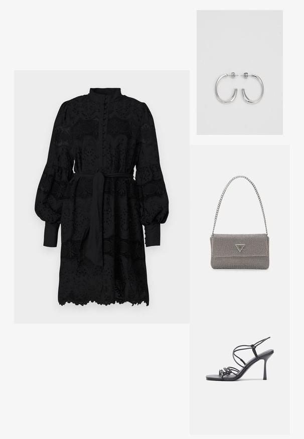 Mustav kleit kõrge krae, nööpplank ja pikad puhvlivarrukad. Omab pitsimustrit ja sidumisrihma vööl.; Mustad musta värvi kontsandaalid on varustatud peente rihmadega, millel on sõlmekujundus, siledad ruudukujulised varbad ja stiilne stilettokonts.; Helehall metallik handbags, millel on kett, kaunistatud väikeste ümmarguste metallist õmblustega ja kolmnurkse brändi logoga.; Hõbedased rõngaskõrvarõngad, millel on sile ja läikiv pind. Ümar kuju, kerge disain, millel on post-tagumise kinnituse süsteem.