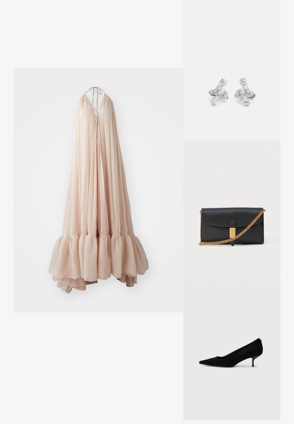 Ilga, plazdanti suknelė iš švelnaus rožinio audinio su kaklo juosta. Yra raukšlėta apatinė dalis ir užrišama sagtis krūtinėje. Lengvas ir oras praleidžiantis dizainas.; Juodas zomšinis aukštakulnis batus su smailiu kojų pirštu ir plonu, žemu kulnu. Lygi tekstūra su elegantišku dizainu, be matomų metalinių detalių.; Juodas odinis rankinukas su užlenkamu dangteliu, auksiniu grandininiu dirželiu ir dekoratyviu auksiniu akcentu su iškiliais užrašais, lygia tekstūra.; Sidabriniai auskarai su skaidriais, žėrinčiais akmenimis įvairiomis formomis, įskaitant apvalias ir marquizines, išdėstyti gėlės dizainu.