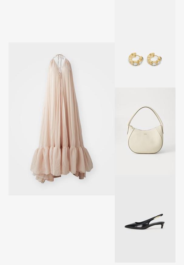 Dlouhé, splývavé šaty z jemného růžového materiálu s průstřihy na krku. Obsahují volánkový lem a zavazování v oblasti poprsí. Lehký a vzdušný design.; Černé kožené boty na podpatku s otevřenou patou a špičatou špičkou, s tenkým podpatkem a zlatým akcentem na nastavitelném pásku. Hladký povrch.; Kabelka krémové barvy s texturovaným povrchem, zakřiveným tvarem, krátkým uchopením a zlatým logem. Zapínání na zip na vrchu.; Zlaté kruhové náušnice s texturovaným designem a třemi jasnými krystalovými akcenty na jedné straně, které nabízejí moderní geometrickou estetiku.