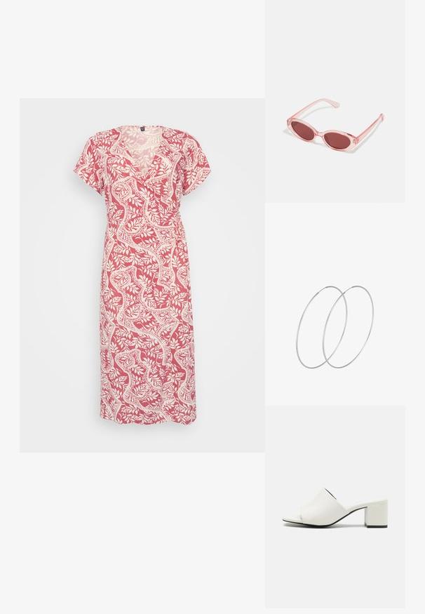 Różowo-biała sukienka w wzory z dekoltem w kształcie litery V, krótkimi rękawami i krojem kopertowym. Wykonana z lekkiego materiału z motywami kwiatowymi.; Białe mule na blokowym obcasie, z gładkim skórzanym wierzchem, otwartym noskiem i minimalistycznym designem. Obcas ma kontrastującą czarną podstawę.; Różowe, przezroczyste okulary przeciwsłoneczne z owalnymi soczewkami, ciemnoczerwonym odcieniem i smukłymi ramionami, charakteryzujące się gładkim wykończeniem i subtelnymi detalami na oprawie.; Srebrne kolczyki w formie obręczy o minimalistycznym designie. Okrągły kształt, gładka faktura i cienki profil. Lekkie, z polerowanym wykończeniem.