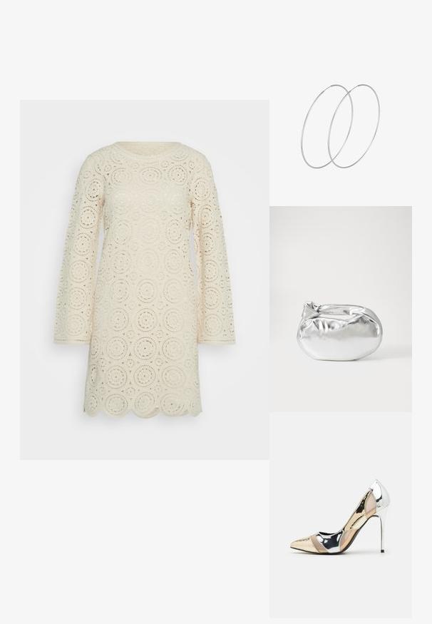 Hvid hæklede kjole med cirkulære mønstre, lange ærmer, rund halsudskæring og bølgede kanter. Tekstureret, letvægts og åben design.; Spidse højhælede sko med et farveskema i sølv, guld og nude. Blank finish med udskæringsdesign, der har en stilletto hæl.; Sølvmetallic pose med en blød, rund form og en knyttet lukning foroven. Fremstillet af glat faux lædermateriale.; Sølvøreringe med et minimalistisk design. Cirkulær form, glat tekstur og tynd profil. Letvægtige med en poleret overflade.