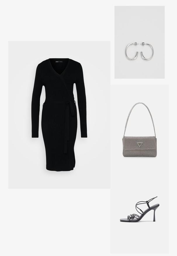 Czarna sukienka prążkowana z dekoltem w kształcie V, długimi rękawami, krojem kopertowym i związanym w pasie. Posiada boczne rozcięcie dla dodatkowego akcentu.; Czarne sandały na wysokim obcasie mają cienkie paski z węzłowym wzorem, gładki, kwadratowy czubek i smukły obcas w stylu szpilki.; Jasnoszara metaliczna torebka na łańcuszku, ozdobiona małymi okrągłymi metalowymi ćwiekami oraz trójkątnym logo marki.; Srebrne kolczyki na biglu o gładkim, błyszczącym wykończeniu. O zaokrąglonym kształcie, lekkim designie, z zamknięciem na zatrzask.