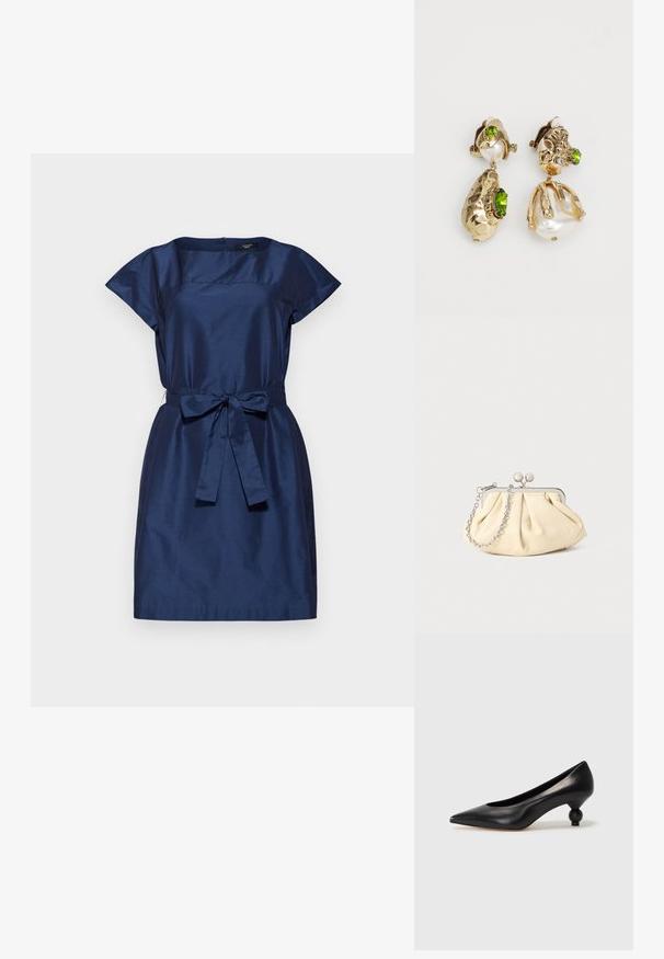 WEEKEND MaxMara TRIPOLI - Vapaa-ajan mekko - blu; Musta nahkakengät korkealla korolla, joissa on terävä kärki ja pyöreä, pallomainen korko. Sileä pinta ja tyylikäs, minimalistinen muotoilu.; Beige nahkaista kassi, jossa on laskostus ja hopeinen metallirunko, kaksi pyöreää koristeellista solkea sekä hopeaketjuolkayh.; Kultakuvioiset korvakorut esittävät epäsäännöllisiä teksturoituja muotoja, joita koristavat vihreät kivet ja valkoiset helmet. Ne on varustettu klipsikiinnityksillä.