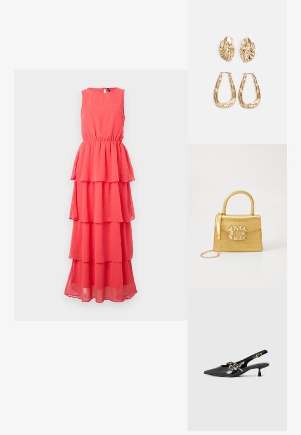 Koronkowa sukienka bez rękawów w kolorze koralowym z warstwami falbanek, elastycznym pasem, okrągłym dekoltem i subtelnym wzorem w kropki. Wykonana z lekkiego, przezroczystego materiału.; Czarne lakierowane skórzane buty na obcasie typu slingback z wydłużonym czubkiem, podwójnymi paskami z złotymi klamrami oraz krótkim obcasem typu kitten heel. Gładka tekstura.; Żółta torebka z faux-krokodylka o wyrafinowanej konstrukcji, z górnym uchwytem, odpinanym łańcuszkiem oraz dekoracyjnym kryształowym zdobieniem na zapięciu.; Złote kolczyki w odcieniu, prezentujące teksturowane, faliste kształty. Zawierają rzeźbiarskie klipsy i otwarty projekt kółek z młotkowanym wykończeniem.
