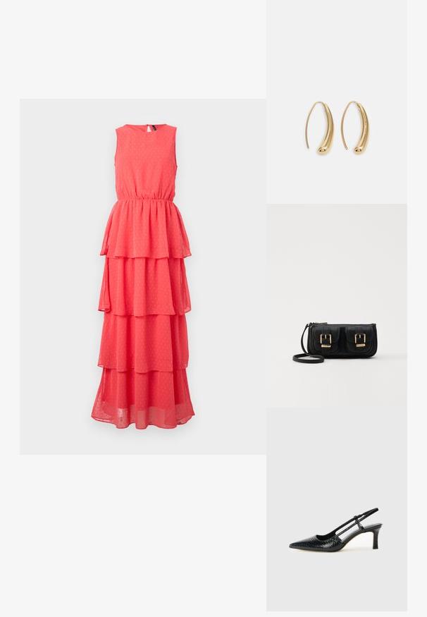 Robe sans manches corail avec volants superposés, taille élastique, encolure ronde et motif à pois subtil. Fabriquée en tissu léger et transparent.; Escarpin slingback en vernis noir avec un bout pointu, présentant un imprimé serpent texturé, une sangle réglable et un petit talon bloc texturé.; Sac en cuir noir porté en travers avec deux poches avant, boucles dorées, fermeture zippée et une sangle fine. Surface texturée et forme rectangulaire compacte.; Boucles d'oreilles en métal doré en forme d'anneau, avec une forme courbée et allongée. Elles présentent une surface lisse et brillante avec une pointe arrondie pour un détail supplémentaire.