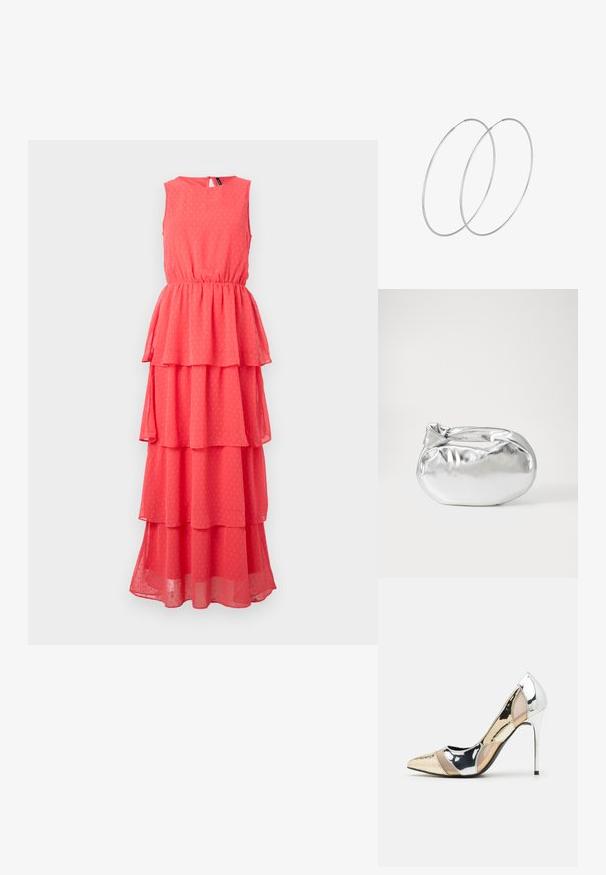 Korálové bezrukávové šaty s vrstvenými volány, elastickým pasem, kulatým výstřihem a jemným tečkovaným vzorem. Vyrobeno z lehkého, průsvitného materiálu.; Lodička s špičatou špičkou a kombinací stříbrné, zlaté a tělové barvy. Lesklý povrch s vykrojeným designem, s jehlovým podpatkem.; Stříbrná kovová taška s měkkým, zaobleným tvarem a uzávěrem s uzlem. Vyrobena z hladké umělé kůže.; Stříbrné kruhové náušnice s minimalistickým designem. Kruh, hladký povrch a tenký profil. Lehká konstrukce s lesklým povrchem.