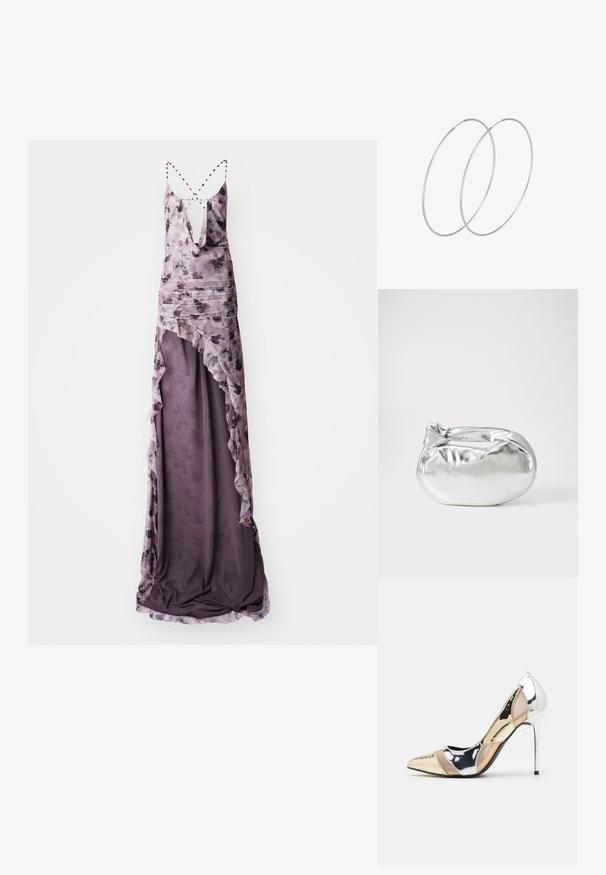Fialové květinové maxi šaty s hlubokým výstřihem do V a křížovými ramínky, se zdobením v podobě vrstvených volánků a měkkou, splývavou texturou.; Lodička s špičatou špičkou a kombinací stříbrné, zlaté a tělové barvy. Lesklý povrch s vykrojeným designem, s jehlovým podpatkem.; Stříbrná kovová taška s měkkým, zaobleným tvarem a uzávěrem s uzlem. Vyrobena z hladké umělé kůže.; Stříbrné kruhové náušnice s minimalistickým designem. Kruh, hladký povrch a tenký profil. Lehká konstrukce s lesklým povrchem.