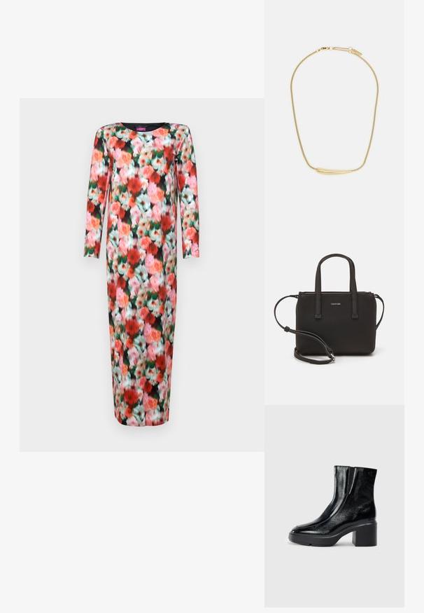 Pitkähihainen kukkakuosisukuva, jossa on pyöreä pääntie ja istuva siluetti. Värit sisältävät pinkkiä, punaista ja vihreää mustalla taustalla.; Musta patentoitu nahkasaappaat nilkkoihin, joissa on kaareva kärki, joustavat sivupaneelit ja paksu lohkoilut. Takana on kohokuvioitu logo.; Musta käsilaukku, jossa on kaksinkertaiset lyhyet kahvat ja irrotettava olkahihna. Silkkinen nahkatunneinen materiaali, jossa on vetoketjukiinnitys ja logoyksityiskohta.; Kultaketju, jossa on sileä, kaareva keskuskoriste. Mukana joustava ketju, jossa on lutikka-ansa ja lisä-adjustoitavat ketjulenkit.